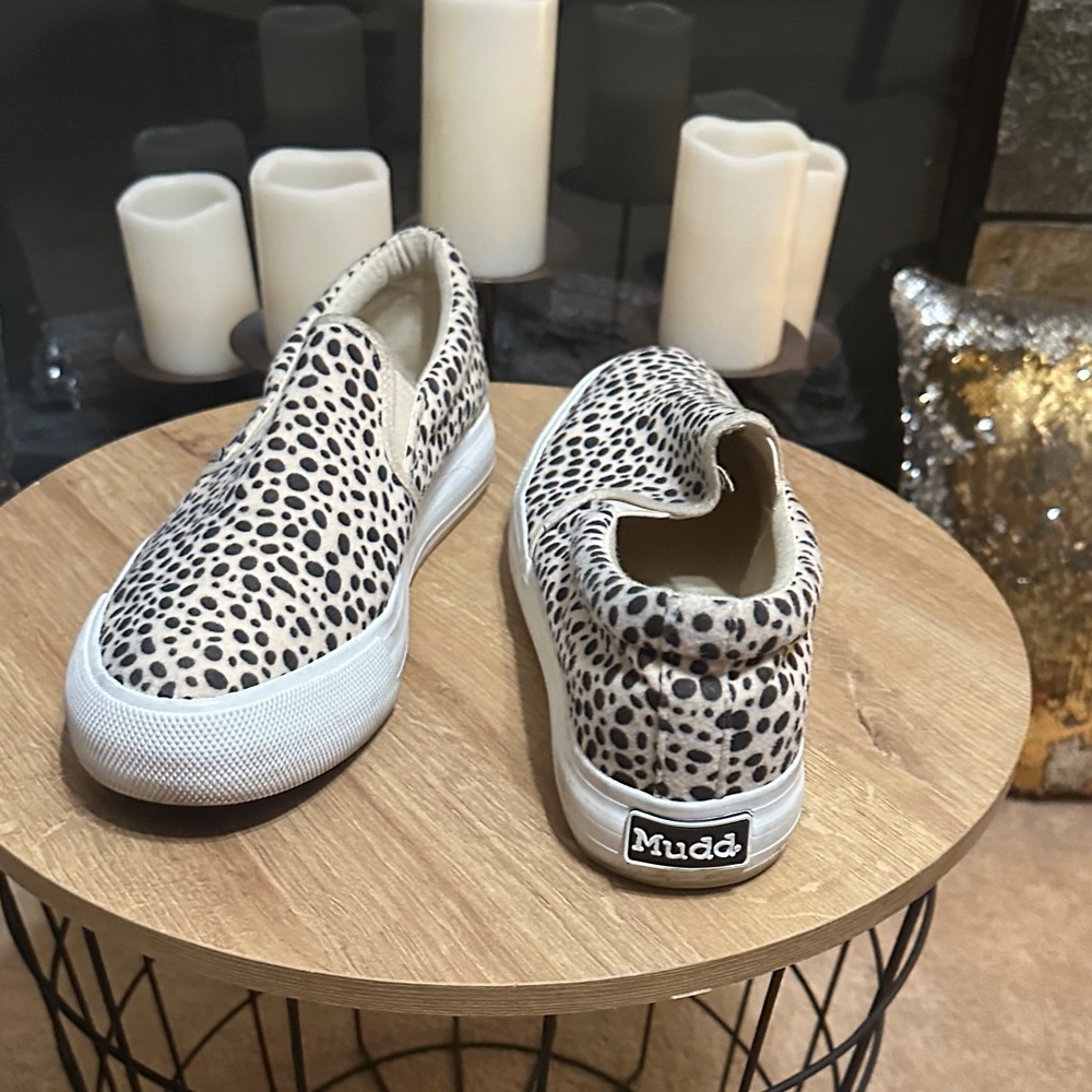 Mudd Womens’Cream and Black Spotted Slip-On Sneakers
